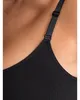 Nahaufnahme eines schwarzen Camisoles mit verstellbarem Träger auf der Schulter einer Person Náhled obrázku produktu