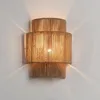 A wall-mounted light fixture made of jute rope. Voir les images du produit