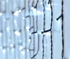 A close-up view of white LED string lights against a light gray background. Voir les images du produit