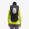 Schwarzer Rucksack "Trailblazer 44" von Montane; getragen von einer Person in einem hellen Oberteil; mit einem großen Hauptfach und einer grauen Fronttasche. Podgląd zdjęcia produktu