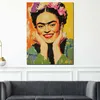 Strahlende Frida mit Blumen und gelbem Hintergrund Produktbild-Vorschau 2