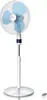 A white Brandson stand fan with blue blades is shown against a white background. A remote control is placed to the right of the fan. Náhled obrázku produktu