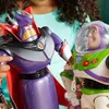 A person is holding two action figures, Buzz Lightyear and Emperor Zurg, from the movie Toy Story. Voir les images du produit
