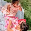 Vaisselle de pique-nique dans un panier rose Voir les images du produit 2