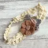 Mädchenhaftes Haarband aus Spitze mit Blüte in leuchtendem Produktbild-Vorschau 2