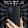 A hand holding a black phone case with a camera module visible. Produktbild-Vorschau