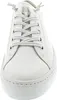 A close-up, front-facing view of a white leather sneaker. Voir les images du produit