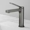 A modern, matte anthracite faucet is shown on a white sink with a marble countertop. Voir les images du produit