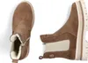 A pair of brown Chelsea boots with faux fur lining, shown from a top-down and side view. Produktbild-Vorschau
