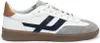 A side view of a single sneaker on a white background. Voir les images du produit