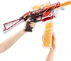 A person's hands are holding a toy gel blaster gun and a magazine filled with gel pellets. Voir les images du produit