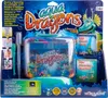 The image shows the retail packaging for an Aqua Dragons toy kit, including the tank, accessories, and food/egg packets. Voir les images du produit