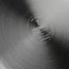 Close-up of the bottom of a metal pan with engraved text and logos. Anteprima dell’immagine prodotto