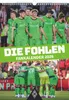 A group of soccer players in green jerseys are huddled together, with a calendar title overlaid on the image. Produktbild-Vorschau