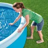 A woman is placing a solar cover on an inflatable pool. Produktbild-Vorschau