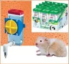 A pet water bottle dispenser and a hamster are shown, along with a display box of the water bottles. Anteprima dell’immagine prodotto