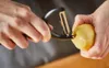 Fiskars Essential Groenteschraper 1065599 Productafbeelding-voorbeeld 10