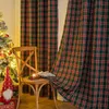 A Christmas-themed scene with plaid curtains, a decorated Christmas tree, and a wooden chair with a gnome decoration. Voir les images du produit