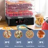 A food dehydrator with multiple trays filled with fruit, alongside a jar of dried lemon slices and four circular insets showing different dried foods with corresponding temperatures and labels. Produktbild-Vorschau