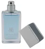 Geöffneter Flakon Trussardi Blue Land mit sichtbarem Zerstäuber, hellblauer Duftflüssigkeit und abgenommener silberner Verschlusskappe daneben. Anteprima dell’immagine prodotto
