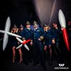 A group of people dressed as pilots posing with large propeller props. Anteprima dell’immagine prodotto