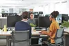 Three people are in an office setting, with two facing each other and one in the background. Anteprima dell’immagine prodotto