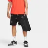 A person is wearing Nike shorts and holding a Nike hip pack. Náhľad obrázku produktu