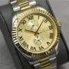 A close-up shot of a gold and silver Invicta watch. Voir les images du produit