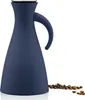 A navy blue carafe with a handle, placed on a white surface with coffee beans scattered in front of it. Voir les images du produit