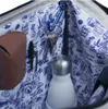 Close-up view of the interior of a backpack, showing various items like keys, pens, and a water bottle. Voir les images du produit