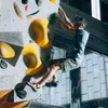 Mann in kurzen Hosen klettert an einer Kletterwand; trägt die "Flow Shorts Herren" von "Wild Country". Produktbild-Vorschau
