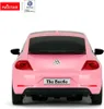 The rear view of a pink Rastar Volkswagen Beetle remote-controlled car against a white background. Náhled obrázku produktu