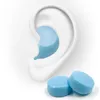 A stylized illustration of a human ear with a blue earplug inserted, and two additional blue earplugs in the foreground. Produktbild-Vorschau