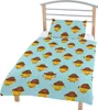 A children's duvet cover and pillowcase set with a cartoon character pattern on a bed. Anteprima dell’immagine prodotto