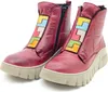 A pair of red ankle boots with colorful geometric patches on the front. Produktbild-Vorschau