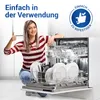 A woman is giving a thumbs up next to an open dishwasher filled with clean dishes. Produktbild-Vorschau