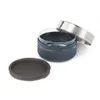 A disassembled food container with a dark grey base, a clear inner container, and a silver metal ring, with a dark grey lid placed to the side. Anteprima dell’immagine prodotto