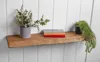 A wooden shelf with decorative items. Anteprima dell’immagine prodotto
