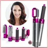 Silber- und magentafarbener multifunktionaler Haarstyler mit verschiedenen Aufsätzen, neben einer lächelnden Frau mit gestylten Haaren Podgląd zdjęcia produktu