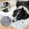 A dog lying on a fluffy dog bed, with inset images showing the bed being washed and its water-resistant material. Produktbild-Vorschau