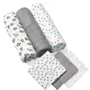 Three rolled-up baby swaddles are arranged diagonally on a white background. Two swaddles have patterns, one with penguins and the other with stars. The middle swaddle is a solid gray color. Below these, three swaddles are laid out flat, also with patterns Produktbild-Vorschau
