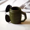 Grenade à main tasse à café en vert olive Voir les images du produit 10