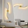 A collage showing two different mounting orientations of a modern LED wall light. Voir les images du produit