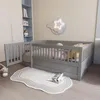 A child's bedroom with a grey wooden bed frame, a rug, and a star-shaped night light. Voir les images du produit