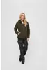 A woman is standing and posing in front of a white background, wearing a green fleece jacket and camouflage pants. Produktbild-Vorschau
