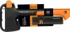 A Fiskars X7 chopping axe and a sharpener are displayed on a white background, presented in their packaging. Anteprima dell’immagine prodotto