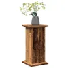 A wooden pedestal with a vase of flowers on top, isolated on a white background. Voir les images du produit