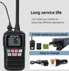 A marketing image showcasing a walkie-talkie with feature callouts. Voir les images du produit
