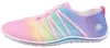 Das Bild zeigt einen flachen Schuh in einer mehrfarbigen Gestaltung mit verschiedenen ansprechenden Mustern und Farben. Der Schuh ist von der Seite abgebildet wodurch die Form und das Design klar zur Geltung kommen. Produktbild-Vorschau