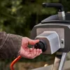 A person's hand is shown adjusting the knob on a grill. Produktbild-Vorschau